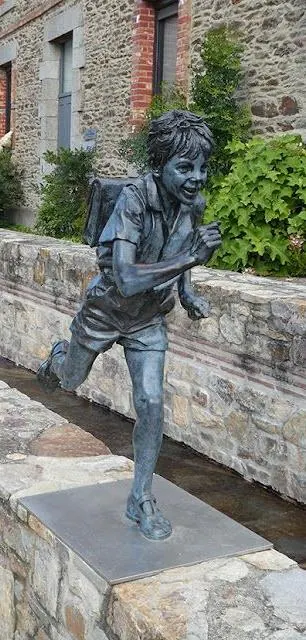 Public sculpture reference for Shah e Aalam junction